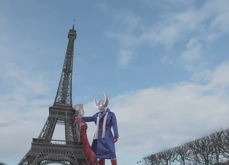 ウルトラの父がエッフェル塔で母に壁ドン 史上最大のモデルがデビュー Cinemas Plus