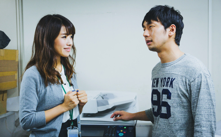 劇場霊 松竹 試写室 大川竜弥 美人社員 フリー素材 ぱくたそ