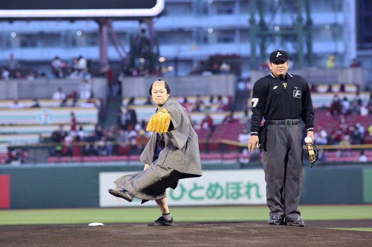 殿、利息でござる! 始球式