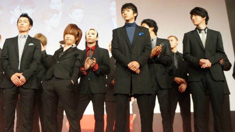 映画 High Low 舞台挨拶にゴールデンボンバーも 樽美酒が用意した小ネタとは Cinemas Plus 映画 High Low 舞台挨拶にゴールデンボンバーも 樽美酒が用意した小ネタとは Cinemas Plus