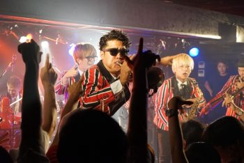 観客がスマホでmvを撮影 エンタメジャズ カルメラ ツアーファイナルのライブレポート Cinemas Plus 観客がスマホでmvを撮影 エンタメジャズ カルメラ ツアーファイナルのライブレポート Cinemas Plus