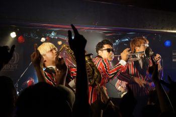 観客がスマホでmvを撮影 エンタメジャズ カルメラ ツアーファイナルのライブレポート Cinemas Plus 観客がスマホでmvを撮影 エンタメジャズ カルメラ ツアーファイナルのライブレポート Cinemas Plus