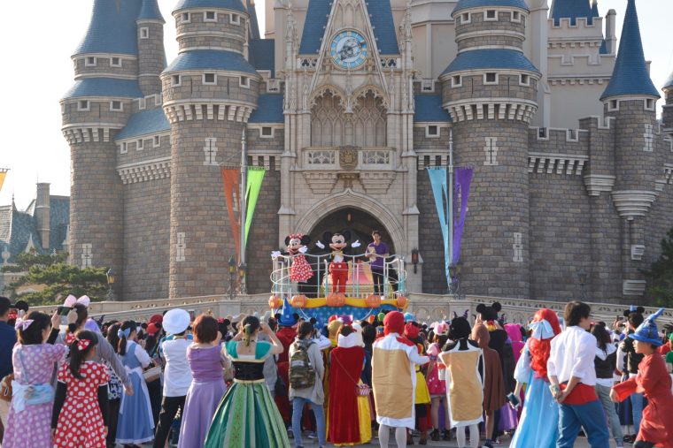 ミッキーマウスたちも応援に ゲスト約500名が開園前のtdlをランニング Cinemas Plus