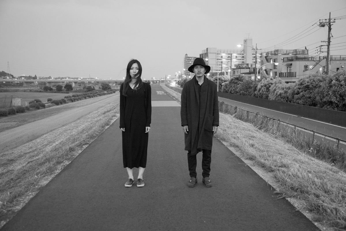 土手と夫婦と幽霊 レビュー 記憶もあやふやなモノクロームでつづる 世界 の隔たりと彷徨 Cinemas Plus